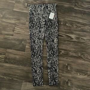 Brand New SPANX Grey Snake Print Faux Leather Shine Leggings Size Medium